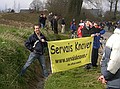 Dwars door Vlaanderen<br />24 maart 2004<br />Kim en Evert met het spandoek van de website op de Eikenberg<br />Foto: Dries Verhauwaert (www.johanmuseeuw.com)